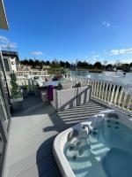 B&B York - Lakeview Winter Lodge with Hot Tub - Bed and Breakfast York