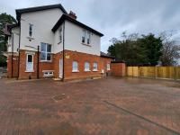 Sands House - luxury modern studios with secure parking in Epsom, Surrey - B&B