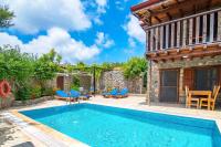 Havuzu korunaklı 2+1 taş villa - B&B Kınalı