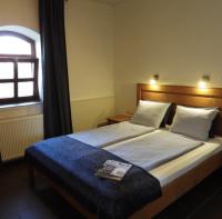 Zimmer mit Kingsize-Bett