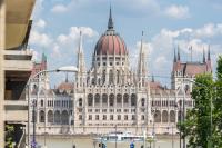 Bright Studio with Parliament view, Free Public Parking nearby - B&B Budapest