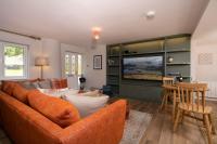 B&B Kendal - Contemporary Home with Parking by LetMeStay - Bed and Breakfast Kendal