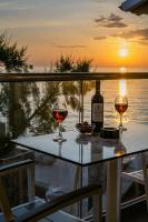 B&B Agios Gordios - Black Rocks Luxury Seafront Beach Suite - Bed and Breakfast Agios Gordios