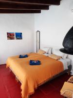 Zimmer mit Kingsize-Bett und Poolblick