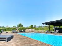 Boende med pool och tennisbana i familjevänligt område - B&B