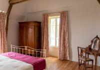 Zimmer mit Kingsize-Bett und Gartenblick.
