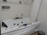 Exquisite and Cozy 3-bedroom Apt with hot-tub, WiFi, DSTV, and Inverter Power Backup - Chambres d'hôtes Agege