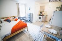 B&B Southend-on-Sea - 12C Alexandra Street - Charming Apartment in Southend by Rockman Stays close to Beach, Station and Shops - Bed and Breakfast Southend-on-Sea