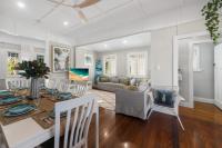 Stunning 4 Bedroom Beach House - Dicky Beach Original - B&B Caloundra