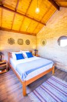 Zimmer mit Queensize-Bett und Whirlpool-Badewanne