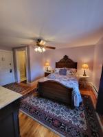 Zimmer mit Kingsize-Bett und Gartenblick. 