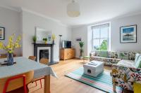 Manacles - Spacious flat near beach with sea views & parking - B&B Falmouth