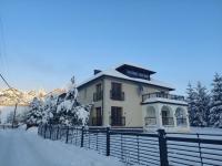 Apartment with Mountain View