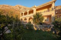 House with Garden &Sauna, 15-Min Walk to the Beach - Chambres d'hôtes Petrovac na Moru