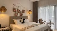 Zimmer mit Kingsize-Bett und Balkon