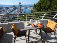Golfe Juan; au-dessus du port - B&B Vallauris