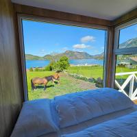 Habitación con cama grande y vistas al mar