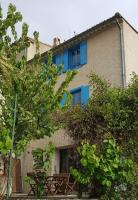 Rue Basse - village house overlooking the Pyrenees - B&B Montréal