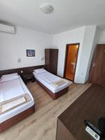 Camera Matrimoniale/Doppia con Letti Singoli con Vista Mare Parziale