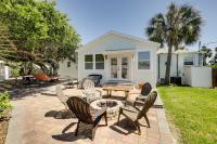 B&B Saint Augustine Beach - Chic Coastal Cottage with Fire Pit Walk to Pier! - Bed and Breakfast Saint Augustine Beach