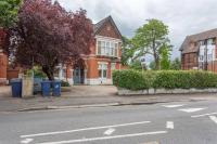 Cosy bright & large 4 bedroom Flat With parking - Chambres d’hôtes Ealing