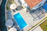 Villa Kaoru brand new Villa with a heated swimming pool - Chambres d'hôtes Malinska