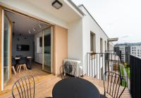 Wola Skwer Sunny Apartment by BookingHost - Chambres d'hôtes Varsovie