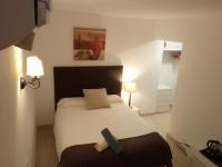 Habitación con cama grande y vistas al jardín