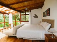 Zimmer mit Kingsize-Bett