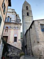 Iconic Italian Townhouse w Rooftop Terrace & Mountain View, Pigna - Chambres d’hôtes