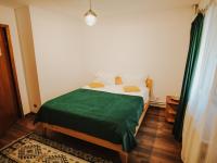 Zimmer mit Kingsize-Bett und Bergblick