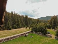 Zimmer mit Kingsize-Bett und Bergblick