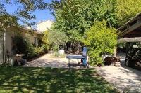 Le Mas des Cigales avec parc et grande piscine - B&B