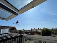 Suite con cama grande y balcón