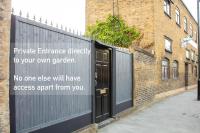 Modern flat with KING bed, garden & outdoor dining - B&B