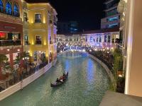nJoy! CHIC & Luxury at Venice Canal - perfect for business & couples - B&B