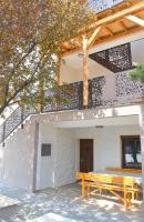 Vöröskő Apartmanház - B&B