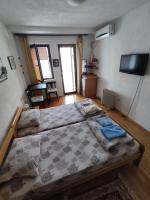 Doppel-/Zweibettzimmer mit Balkon