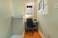 Winterberry Cottage Treetop Balcony and 5 Min to Downtown Black Mtn! - Chambres d'hôtes Black Mountain