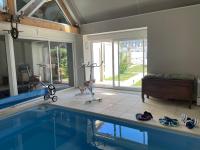 Villa Fontaine avec piscine intérieur chauffée-Maison de campagne Familiale -idéal Vacances ou Séjour Professionnel -3 chambres-Bureau séparé -Lit Bébé - Parking Facile & Gratuit - B&B Fontaine-la-Gaillarde