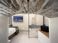Habitación con cama extragrande y vistas al jardín 