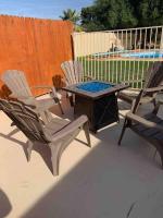CHARMING STUDIO OVERLOOKING THE POOL. - Ferienwohnung Phoenix