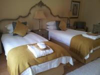 Luxuriöses Doppel- oder Zweibettzimmer mit Badewanne und Dusche