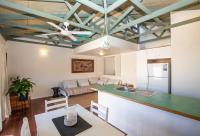 B&B Point Lookout - SHEOAKS - Funky 2 bed unit + 100m to beach + pool - Bed and Breakfast Point Lookout