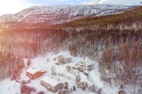 Main floor in the Lyngen Alps, whole house rentable - B&B