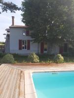 Ravissant studio à la ferme avec piscine - Bed and Breakfast Jau-Dignac-et-Loirac