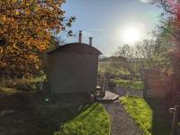 B&B Fearby - Shepherds Hut with Hot Tub - Bed and Breakfast Fearby