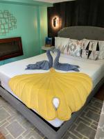 Zimmer mit Queensize-Bett und Whirlpool-Badewanne