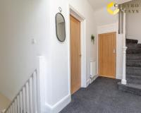 Entire House 3BR 7 Beds Sleeps 8 Ideal for Contractors Families Groups Near Town Centre Hospital Pubs Free Parking WiFi By Centro Stays - Chambres d'hôtes Northampton