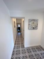 City West Apartments 3 bedroom large & modern Apartment - Ferienwohnung